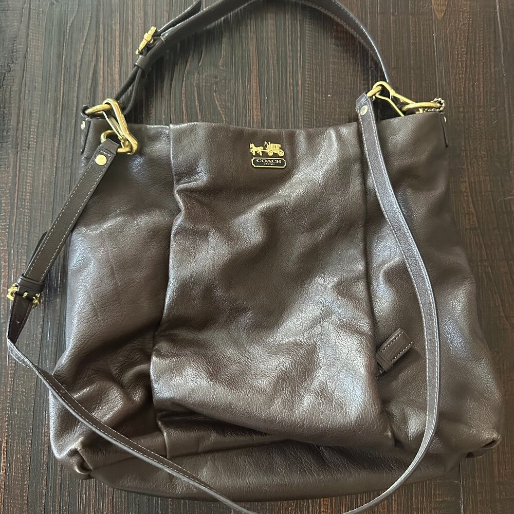 👜 Coach Brown Leather Hobo Shoulder Bag with Gold Hardware – Classic & Elegant